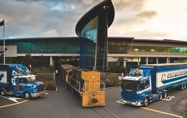 Mainfreight truck with train on rail loading=